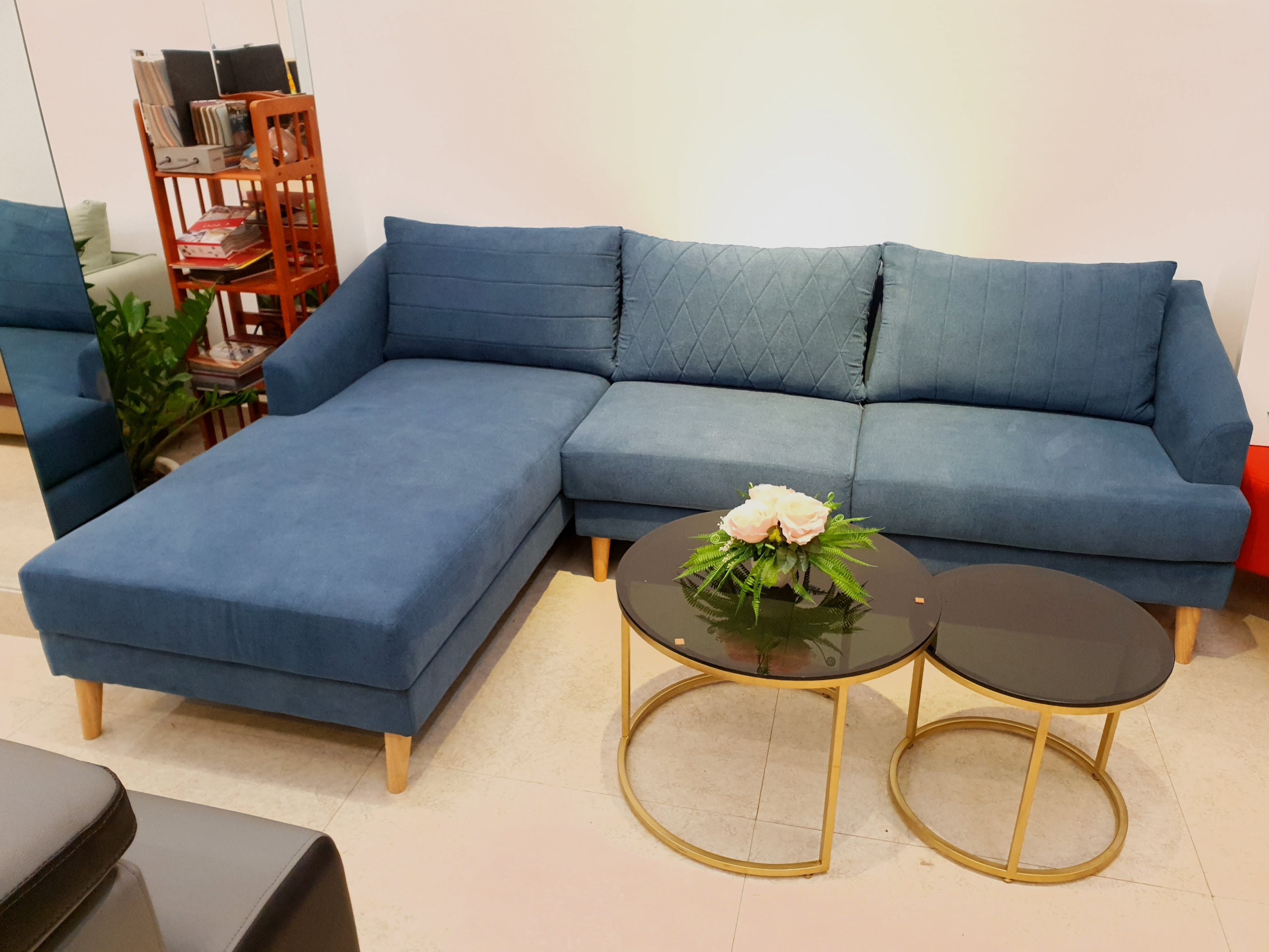 Sofa màu xanh Buôn Ma Thuột được làm từ chất liệu cao cấp và được thiết kế đơn giản nhưng thanh lịch. Với màu sắc tươi tắn, chiếc sofa này sẽ tạo ra không gian sống động và trẻ trung trong ngôi nhà của bạn. Hãy xem hình ảnh chiếc sofa màu xanh đẹp ở Buôn Ma Thuột.